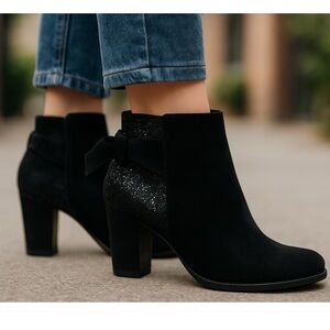 WOMEN’S KATE SPADE BLACK SUEDE AND GLITTER BACK BOW LANDON ANKLE BOOTS 8M